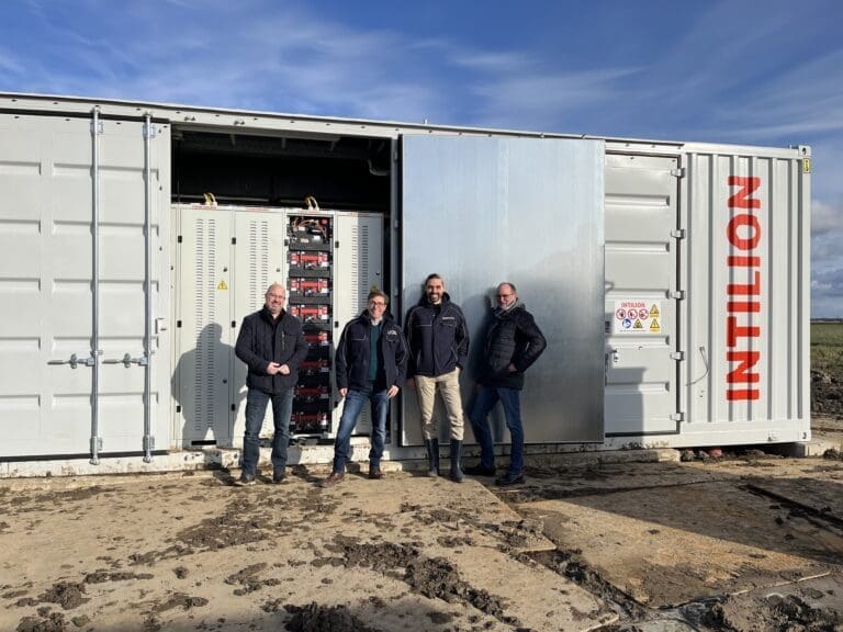 Großspeicher in Lehe, Schleswig-Holstein. V.l.n.r. Lars Brans (Bürgermeister), Pascal Lang (Vorstandsvorsitzender der EGIS eG), Niklas Scharfenberg (Teamleitung Projektentwicklung Süd) und Rolf Thiede (damaliger Bürgermeister). Copyright: MaxSolar GmbH