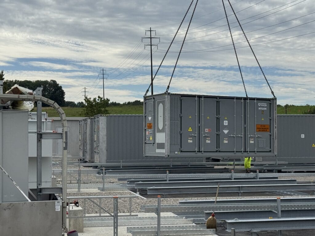 Platzieren des INTILION Batteriegroßspeicher Containers ins Gesamtsystem