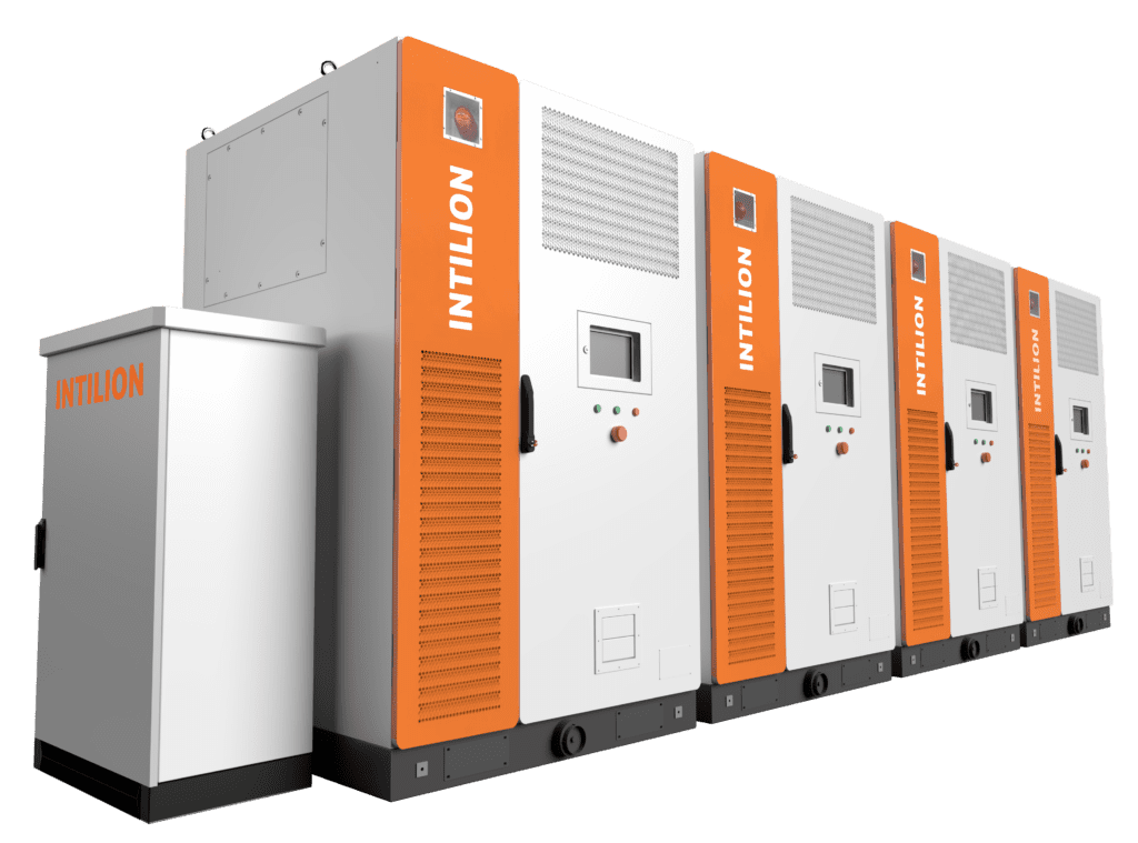 Produktdarstellung des INTILION | scalepac. Ein System mit vier Einheiten und der Steuer- und Regelungseinheit IAU