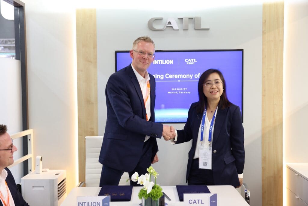Offizielle Zeremonie auf der The Smarter E mit Unterzeichnung beider Unternehmensvertreter Amanda Xu (CATL) und André Haubrock (INTILION)