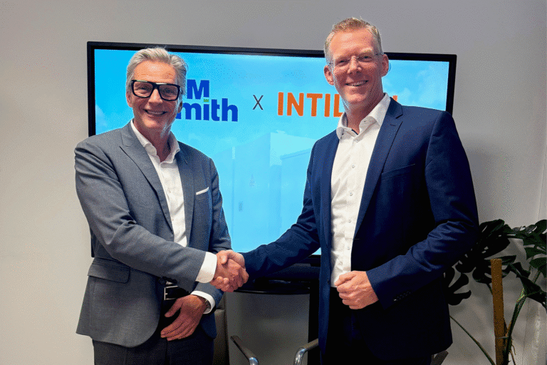 Unterschrift der Partnerschaftsvereinbarung durch Dr. Ralf Bufler, Vorstandsvorsitzenden der CDM Smith SE (links) und Dr. André Haubrock, CEO der INTILION AG (rechts)